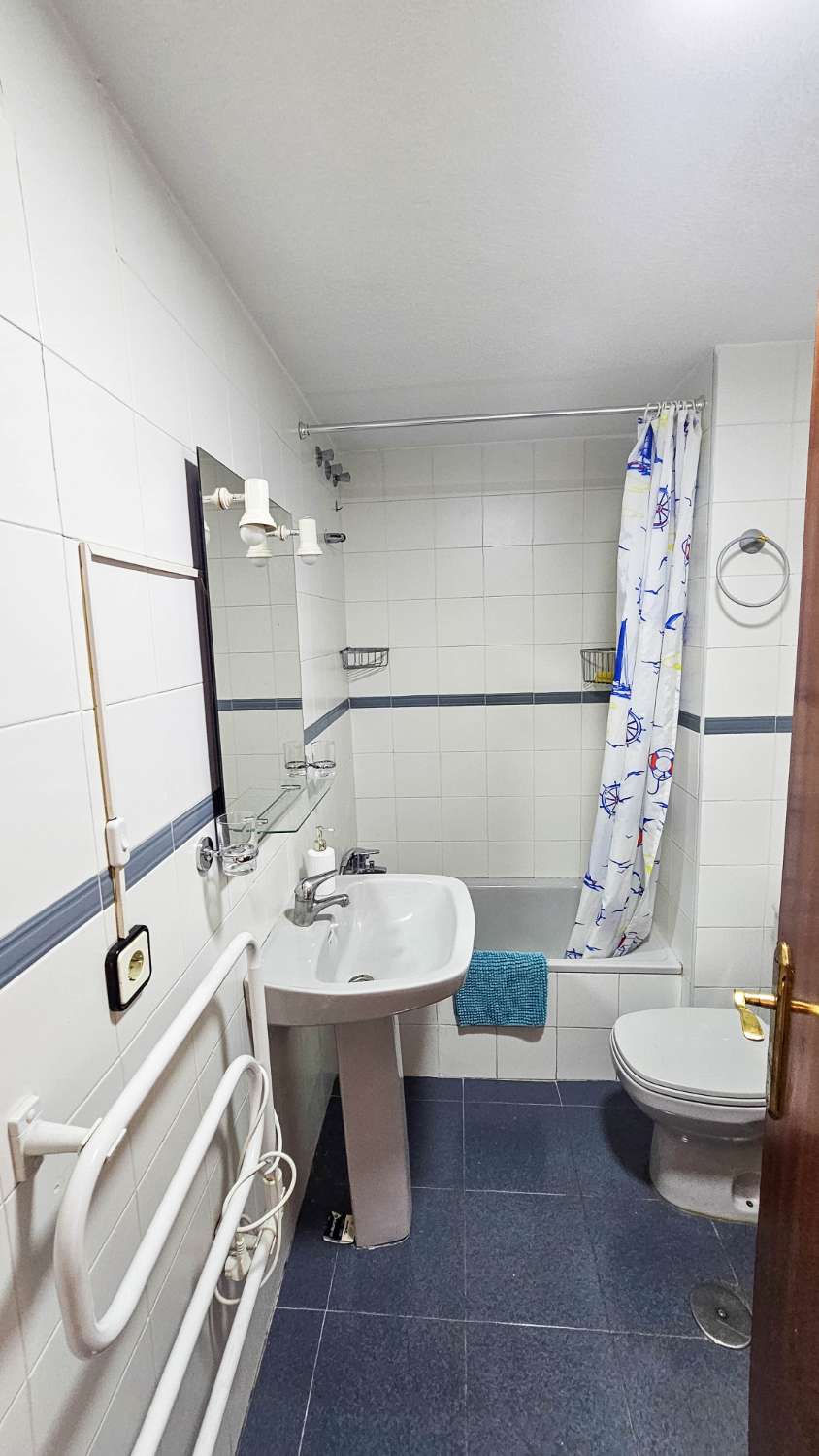 APARTAMENTO CON VISTAS AL PARQUE DE LAS NACIONES, BALCÓN Y ORIENTACIÓN SUR EN EL CENTRO DE TORREVIEJA