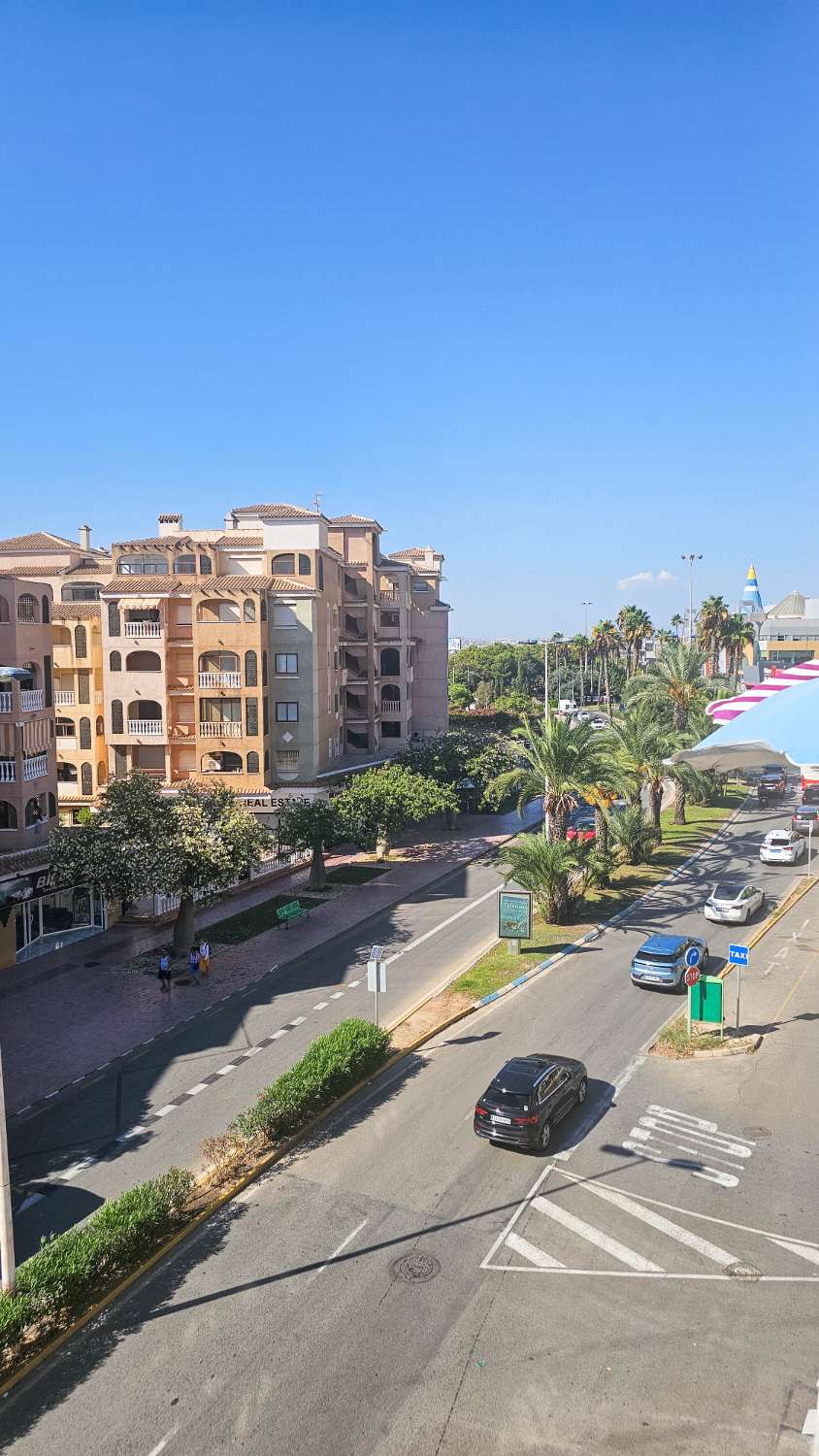 APARTAMENTO CON VISTAS AL PARQUE DE LAS NACIONES, BALCÓN Y ORIENTACIÓN SUR EN EL CENTRO DE TORREVIEJA