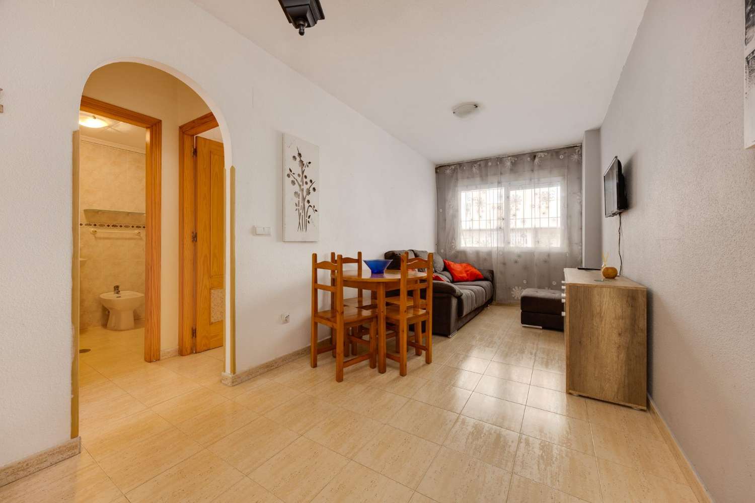 APARTAMENTO CON PISCINA COMUNITARIA EN PLENO CENTRO DE TORREVIEJA, CALLE LA LOMA