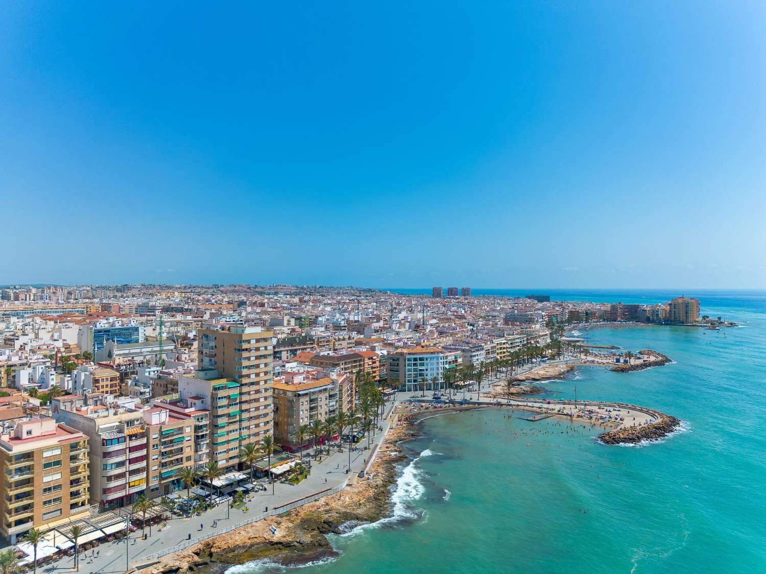 APARTAMENTO CON PISCINA COMUNITARIA EN PLENO CENTRO DE TORREVIEJA, CALLE LA LOMA