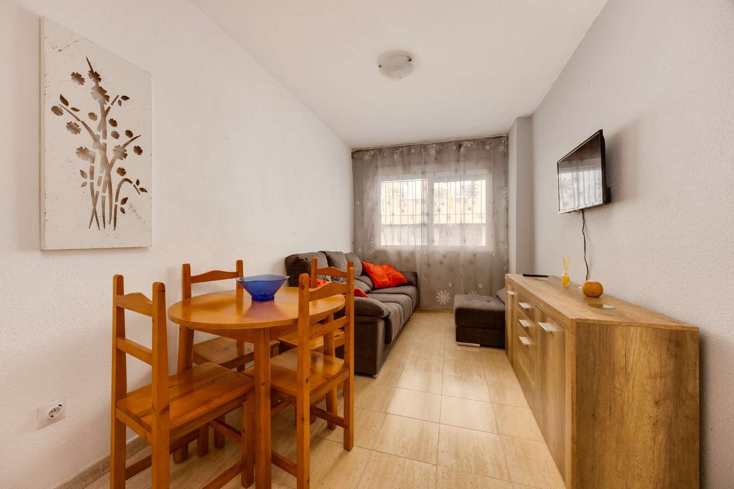 APARTAMENTO CON PISCINA COMUNITARIA EN PLENO CENTRO DE TORREVIEJA, CALLE LA LOMA