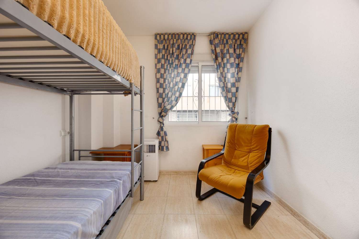 APARTAMENTO CON PISCINA COMUNITARIA EN PLENO CENTRO DE TORREVIEJA, CALLE LA LOMA
