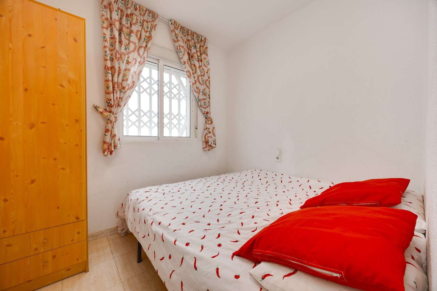 APARTAMENTO CON PISCINA COMUNITARIA EN PLENO CENTRO DE TORREVIEJA, CALLE LA LOMA