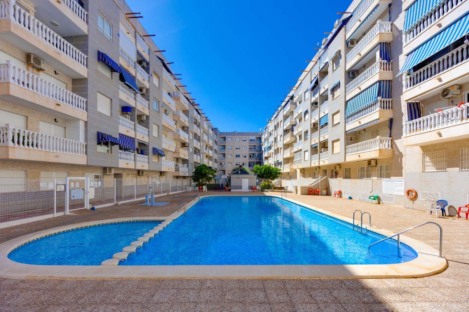 APARTAMENTO CON PISCINA COMUNITARIA EN PLENO CENTRO DE TORREVIEJA, CALLE LA LOMA