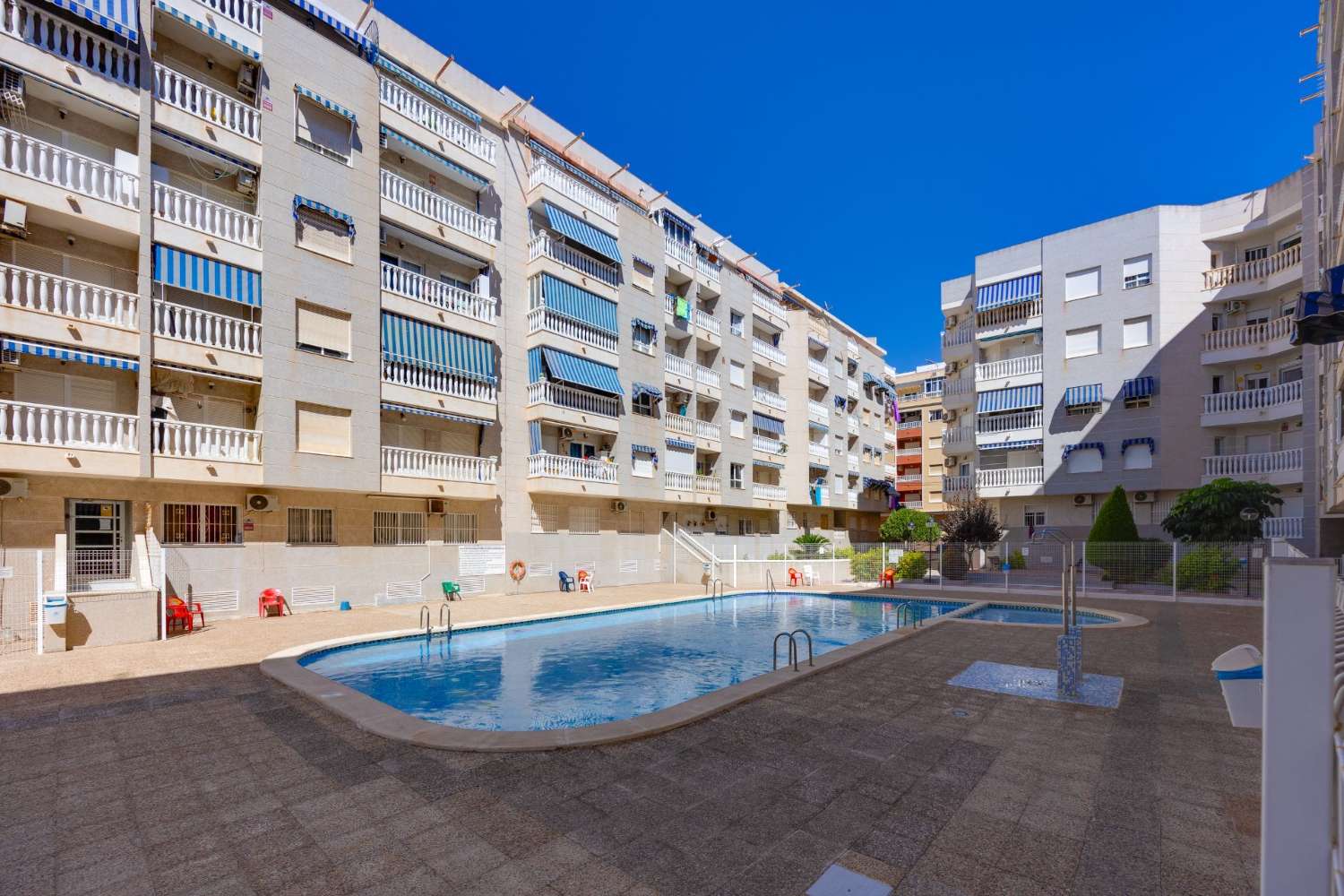 APARTAMENTO CON PISCINA COMUNITARIA EN PLENO CENTRO DE TORREVIEJA, CALLE LA LOMA