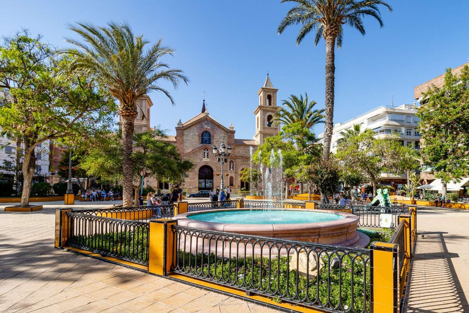 APARTAMENTO CON PISCINA COMUNITARIA EN PLENO CENTRO DE TORREVIEJA, CALLE LA LOMA