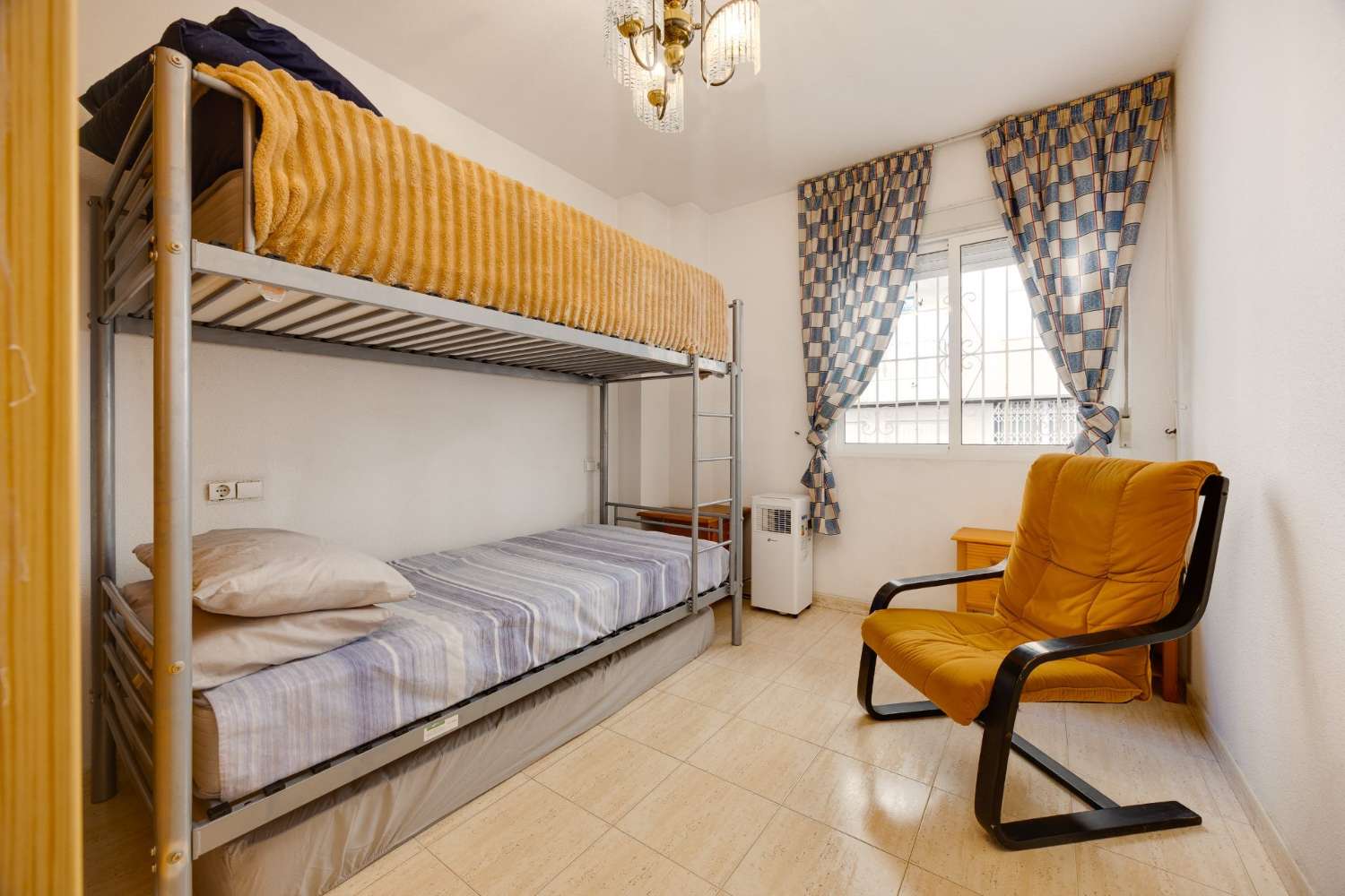 APARTAMENTO CON PISCINA COMUNITARIA EN PLENO CENTRO DE TORREVIEJA, CALLE LA LOMA
