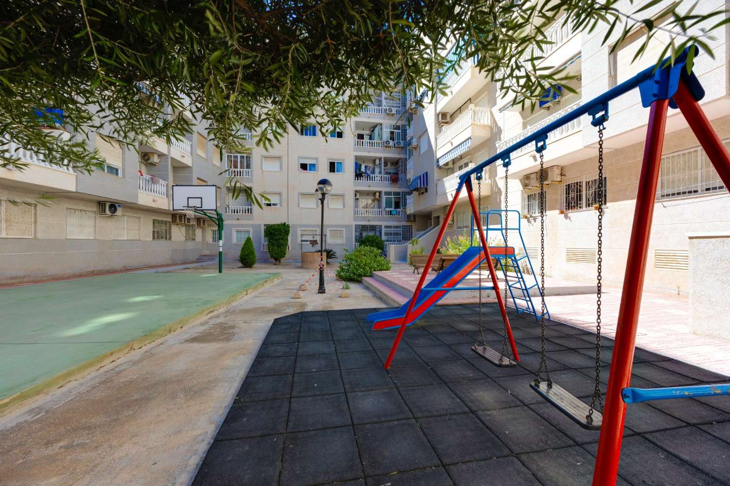 APARTAMENTO CON PISCINA COMUNITARIA EN PLENO CENTRO DE TORREVIEJA, CALLE LA LOMA