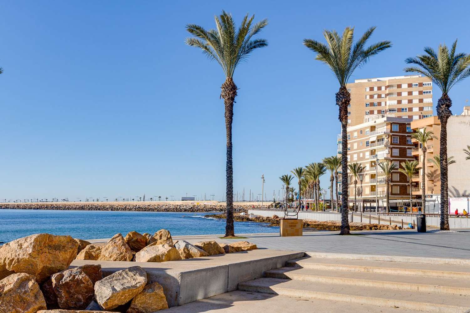APARTAMENTO CON PISCINA COMUNITARIA EN PLENO CENTRO DE TORREVIEJA, CALLE LA LOMA