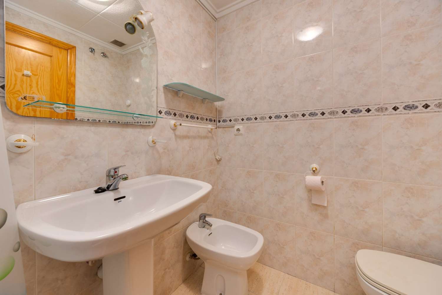APARTAMENTO CON PISCINA COMUNITARIA EN PLENO CENTRO DE TORREVIEJA, CALLE LA LOMA