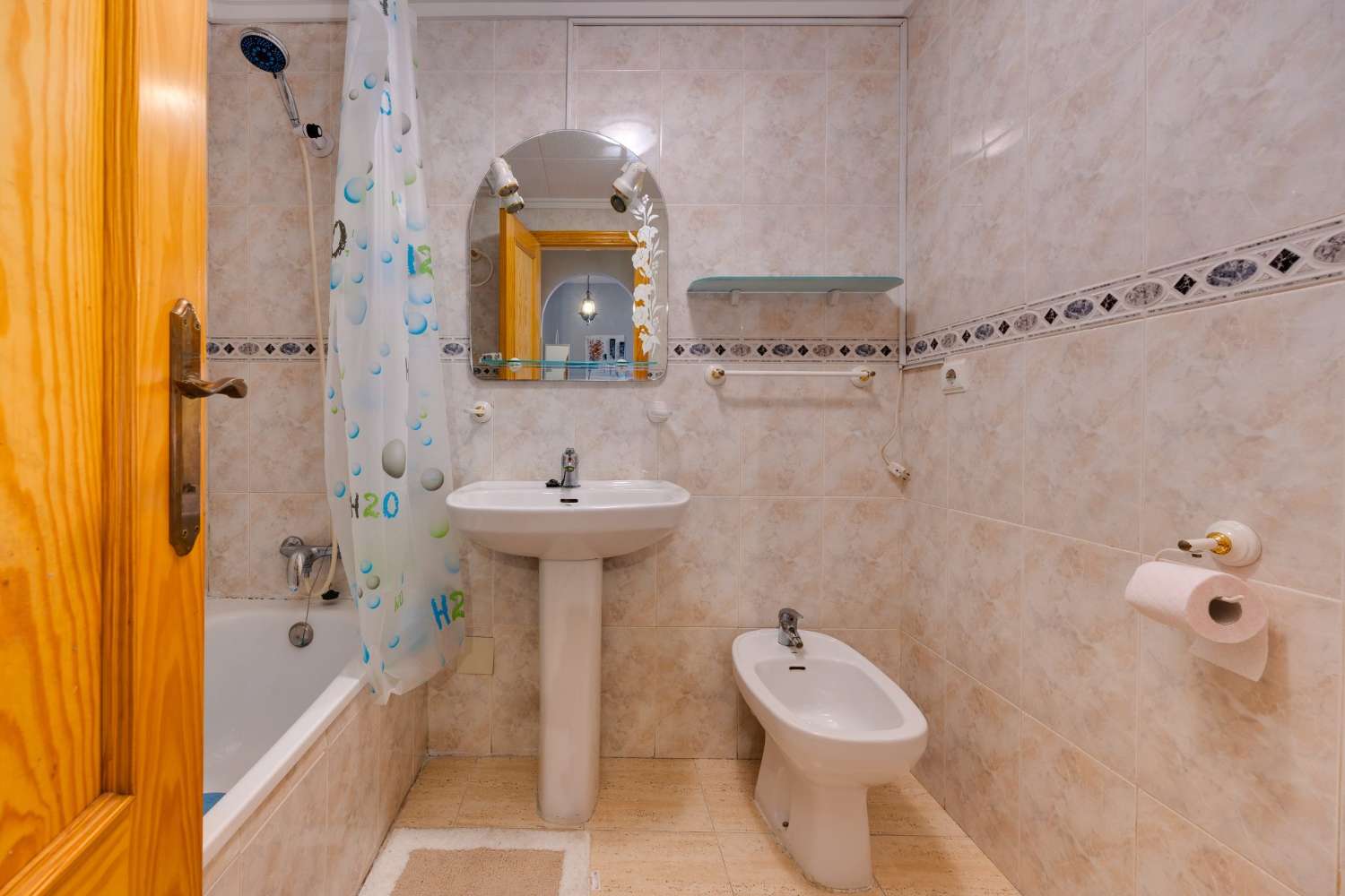 APARTAMENTO CON PISCINA COMUNITARIA EN PLENO CENTRO DE TORREVIEJA, CALLE LA LOMA
