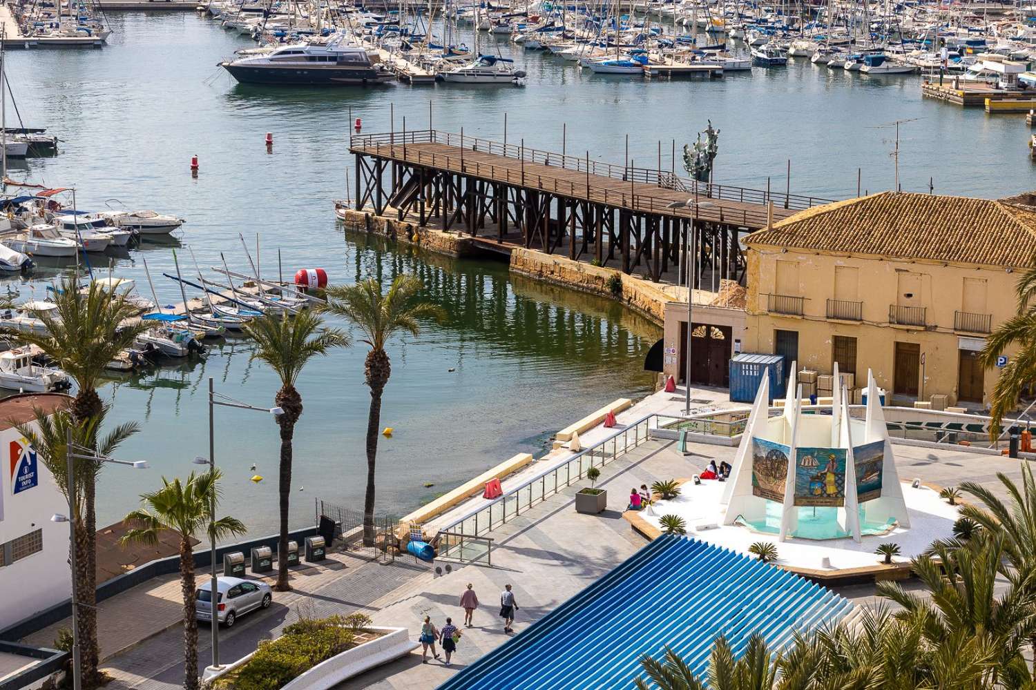 APARTAMENTO CON PISCINA COMUNITARIA EN PLENO CENTRO DE TORREVIEJA, CALLE LA LOMA