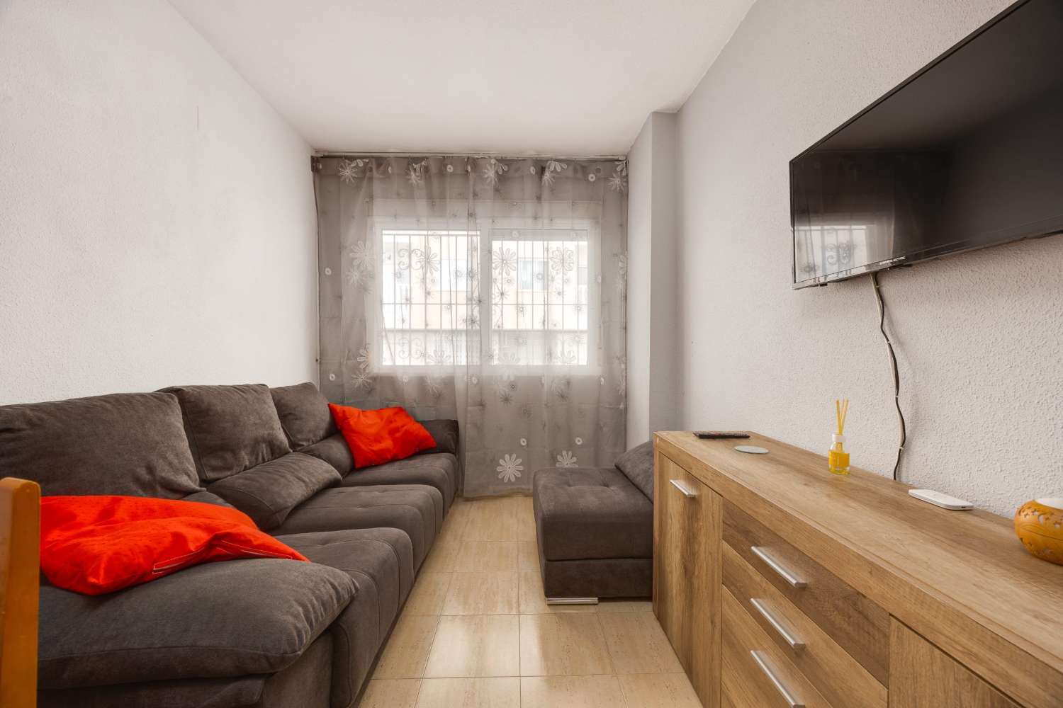 APARTAMENTO CON PISCINA COMUNITARIA EN PLENO CENTRO DE TORREVIEJA, CALLE LA LOMA