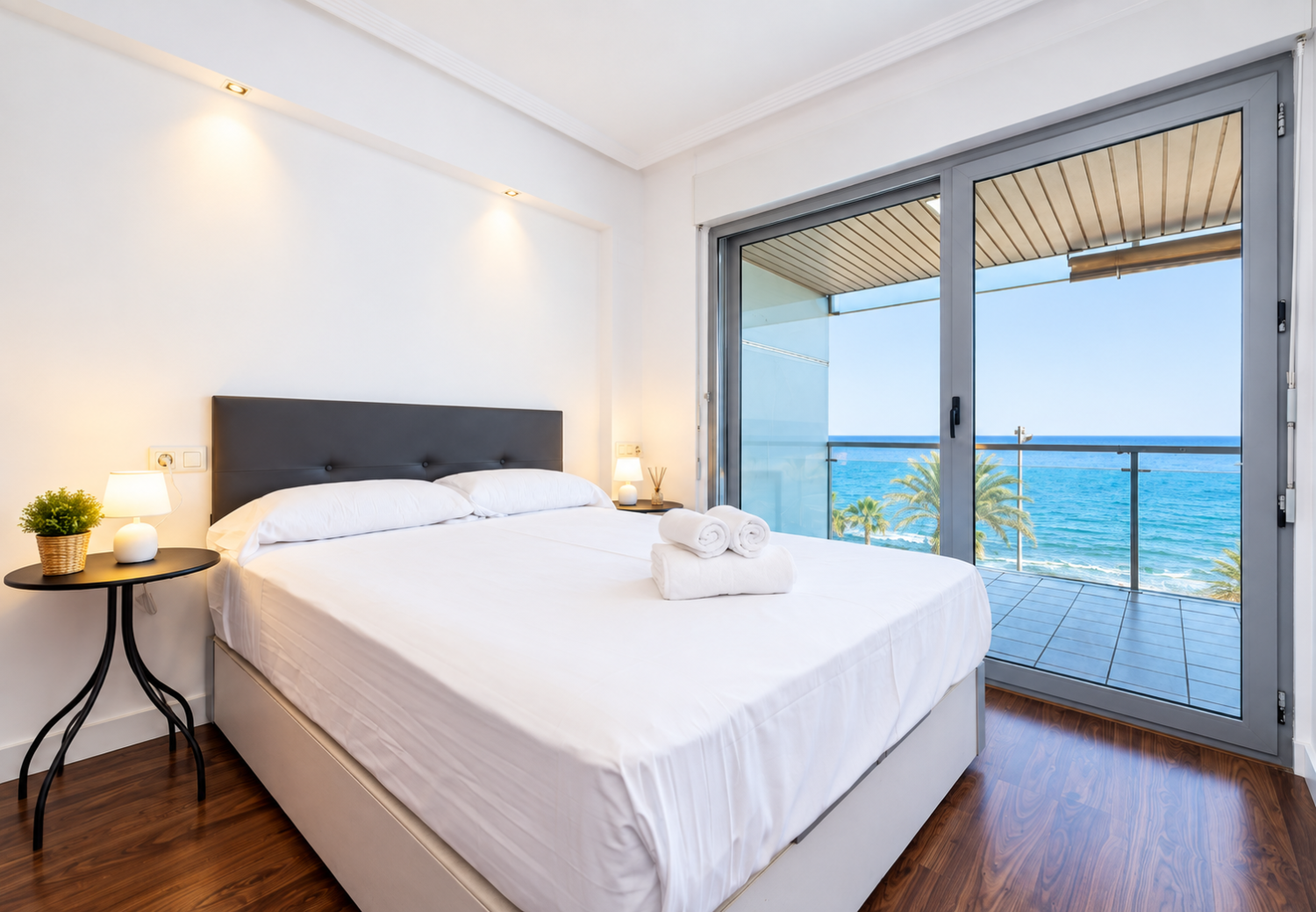EXCLUSIVO APARTAMENTO DE LUJO EN PRIMERA LÍNEA DE MAR CON VISTAS FRONTALES, TERRAZA, PISCINA Y PARKING EN TORREVIEJA