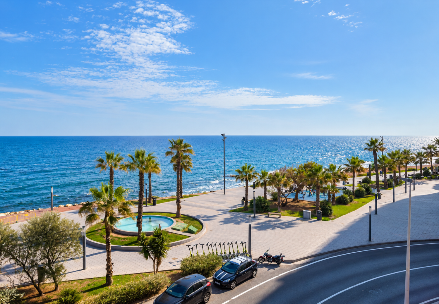 EXCLUSIVO APARTAMENTO DE LUJO EN PRIMERA LÍNEA DE MAR CON VISTAS FRONTALES, TERRAZA, PISCINA Y PARKING EN TORREVIEJA