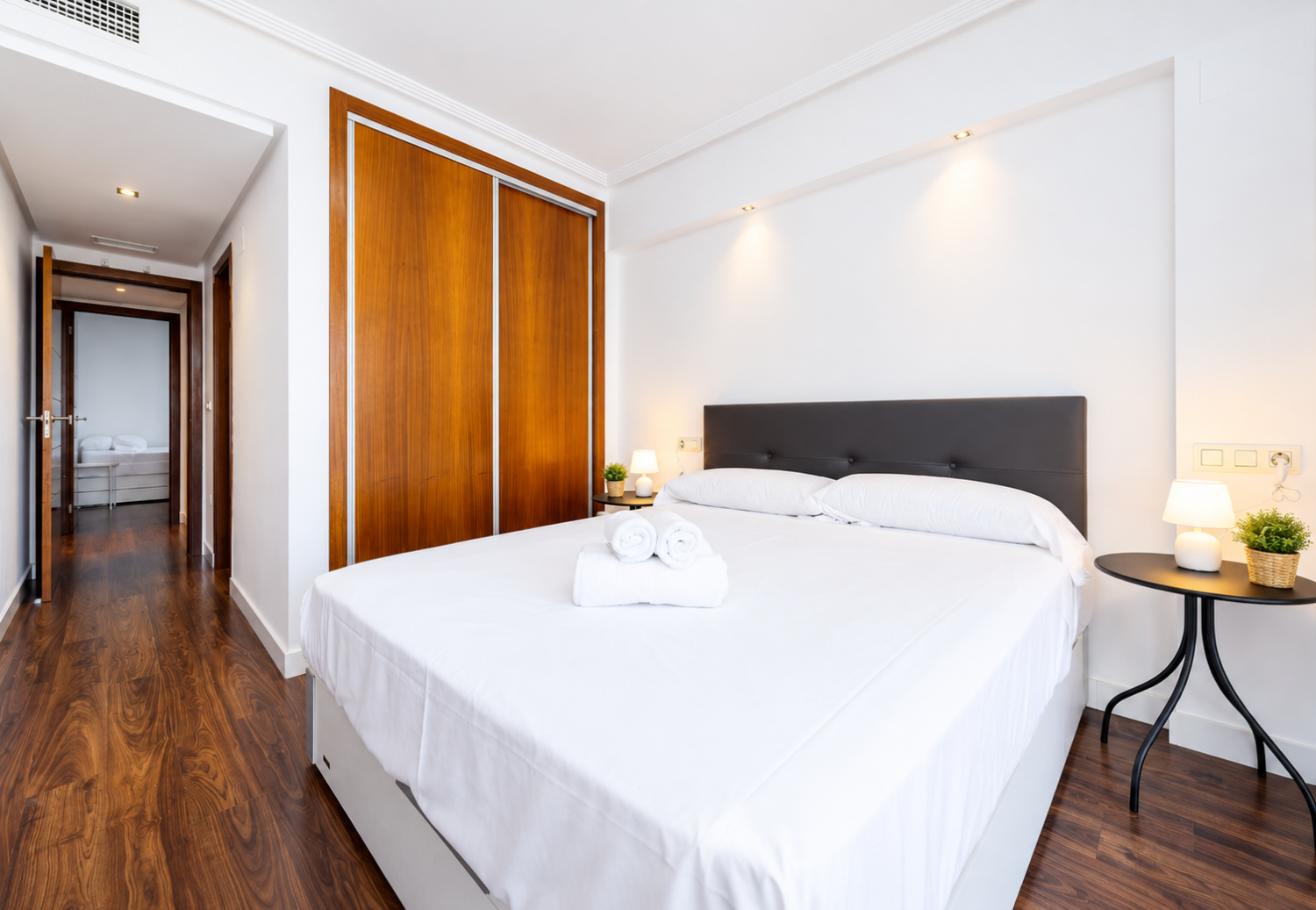 EXCLUSIVO APARTAMENTO DE LUJO EN PRIMERA LÍNEA DE MAR CON VISTAS FRONTALES, TERRAZA, PISCINA Y PARKING EN TORREVIEJA