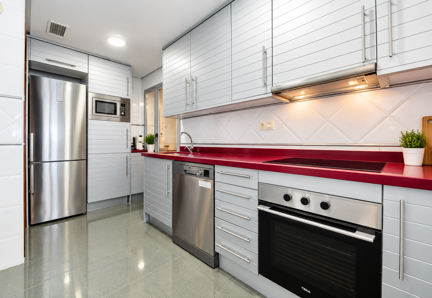 EXCLUSIVO APARTAMENTO DE LUJO EN PRIMERA LÍNEA DE MAR CON VISTAS FRONTALES, TERRAZA, PISCINA Y PARKING EN TORREVIEJA