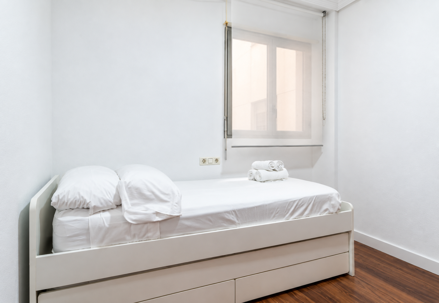 EXCLUSIVO APARTAMENTO DE LUJO EN PRIMERA LÍNEA DE MAR CON VISTAS FRONTALES, TERRAZA, PISCINA Y PARKING EN TORREVIEJA