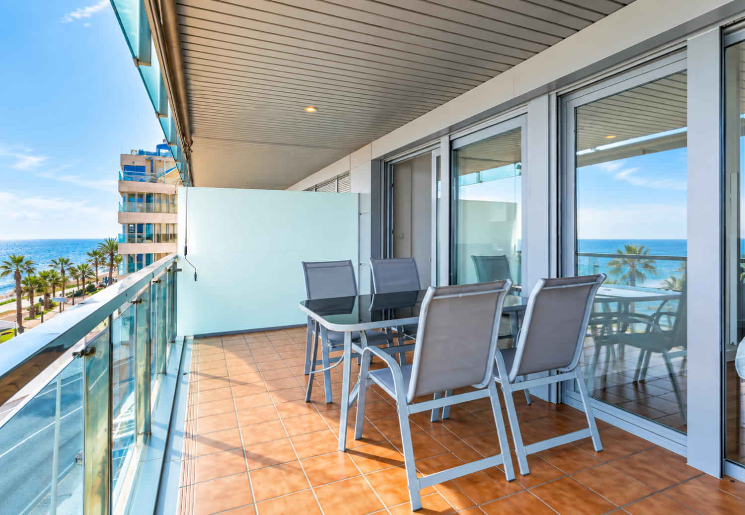 EXCLUSIVO APARTAMENTO DE LUJO EN PRIMERA LÍNEA DE MAR CON VISTAS FRONTALES, TERRAZA, PISCINA Y PARKING EN TORREVIEJA