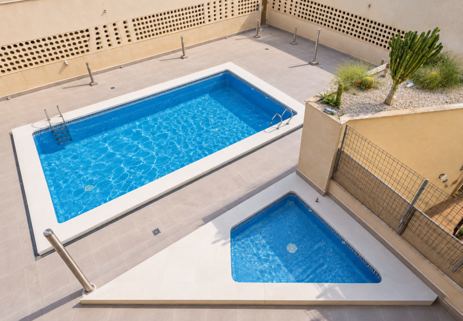 EXCLUSIVO APARTAMENTO DE LUJO EN PRIMERA LÍNEA DE MAR CON VISTAS FRONTALES, TERRAZA, PISCINA Y PARKING EN TORREVIEJA