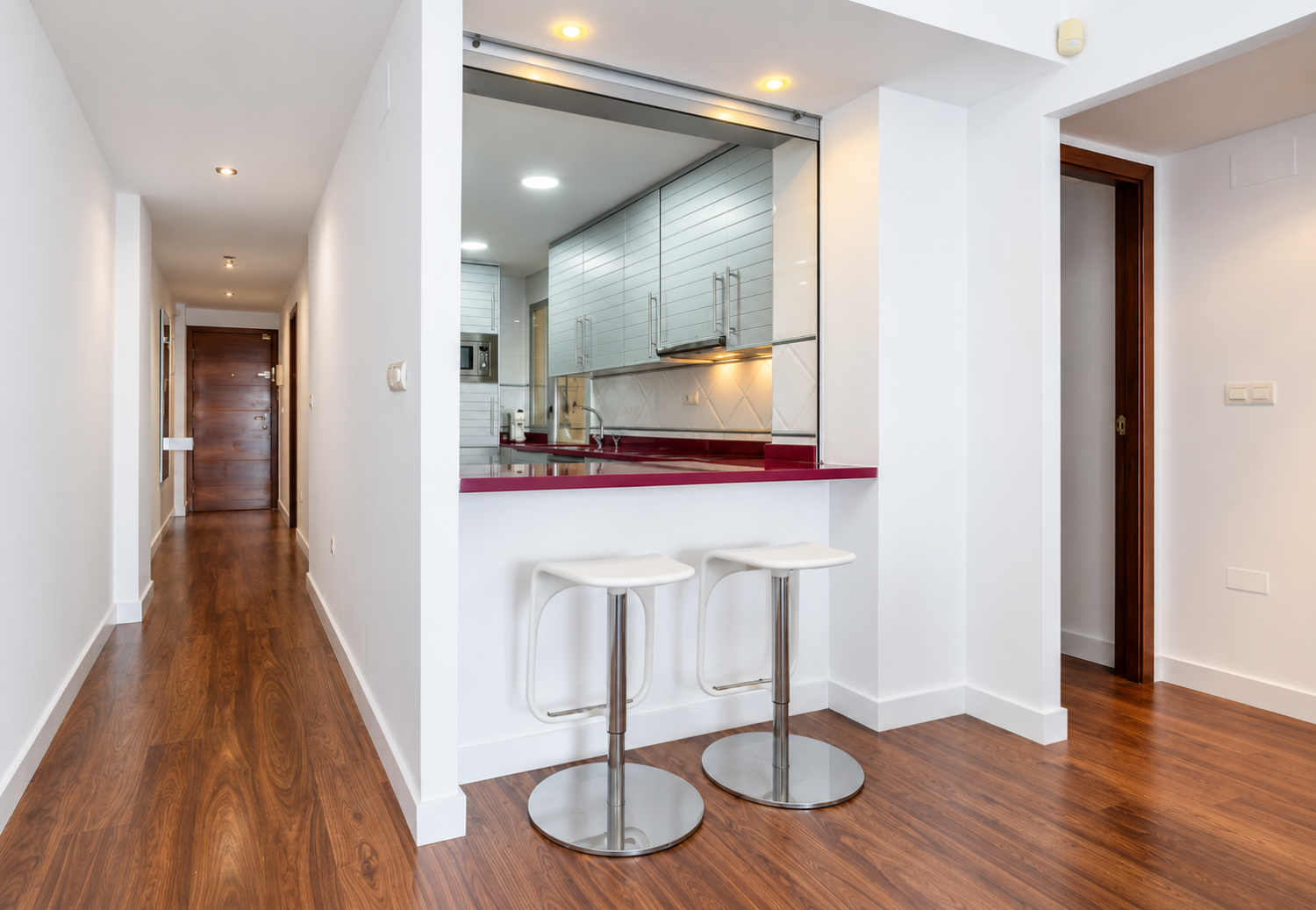 EXCLUSIVO APARTAMENTO DE LUJO EN PRIMERA LÍNEA DE MAR CON VISTAS FRONTALES, TERRAZA, PISCINA Y PARKING EN TORREVIEJA
