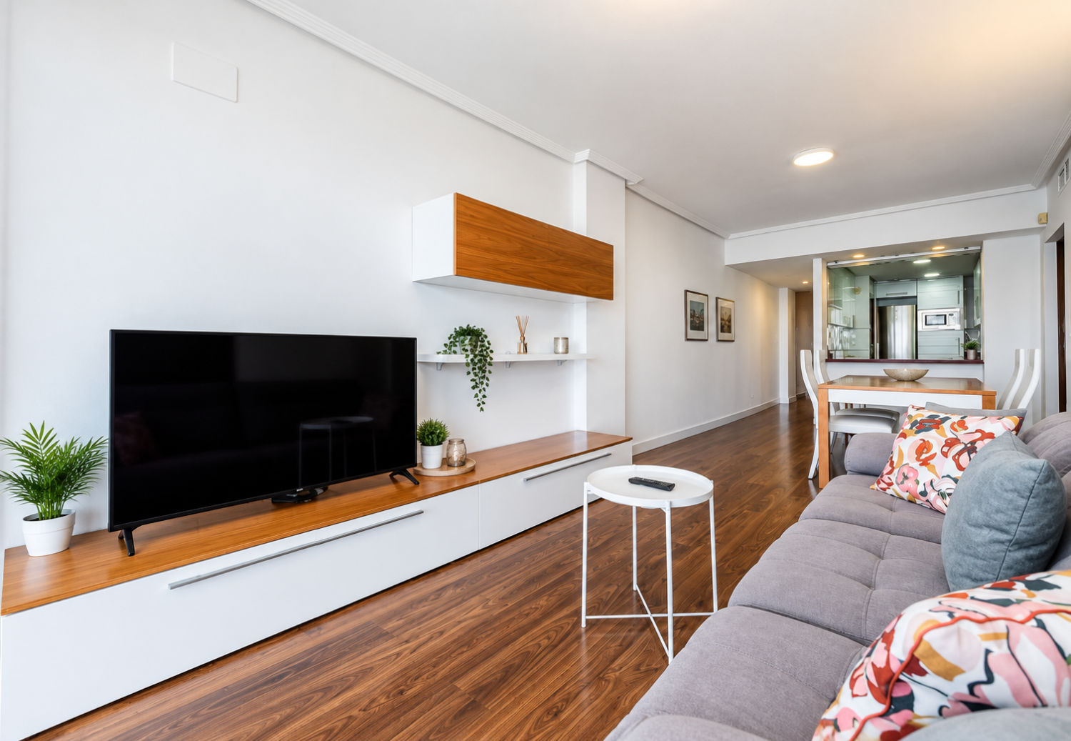 EXCLUSIVO APARTAMENTO DE LUJO EN PRIMERA LÍNEA DE MAR CON VISTAS FRONTALES, TERRAZA, PISCINA Y PARKING EN TORREVIEJA