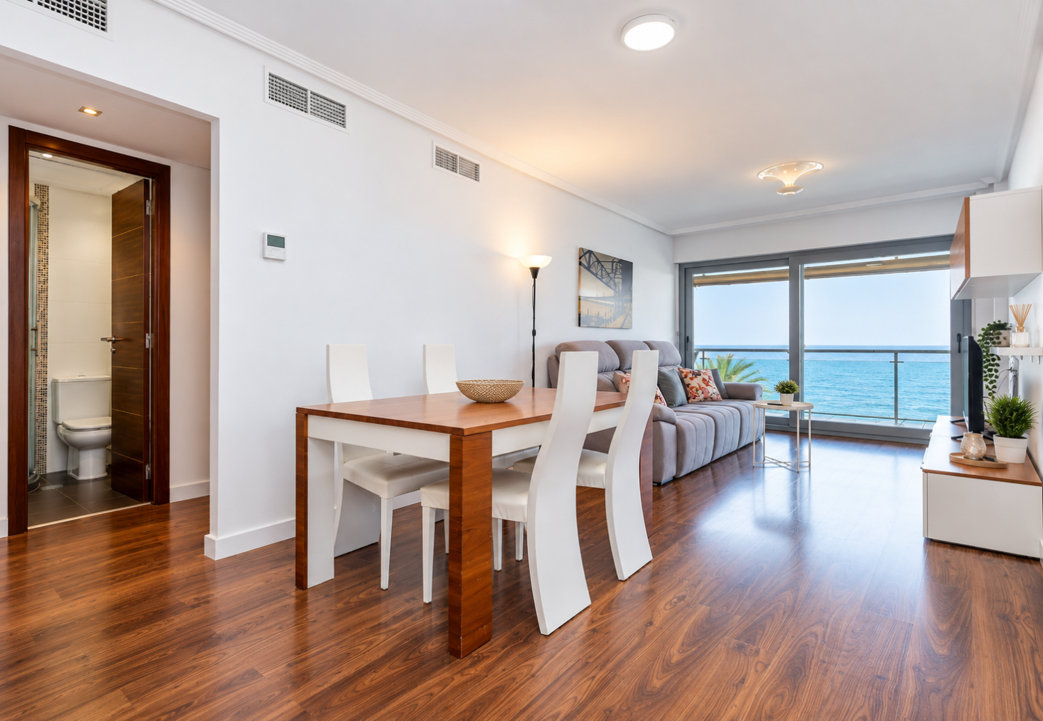 EXCLUSIVO APARTAMENTO DE LUJO EN PRIMERA LÍNEA DE MAR CON VISTAS FRONTALES, TERRAZA, PISCINA Y PARKING EN TORREVIEJA