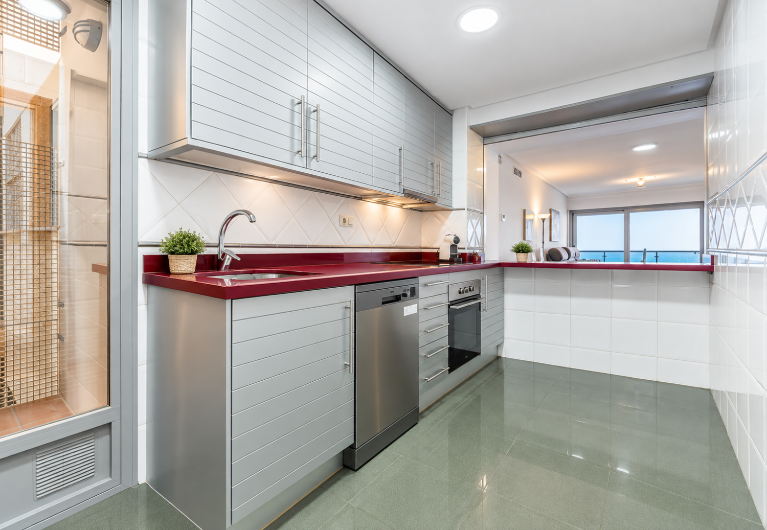 EXCLUSIVO APARTAMENTO DE LUJO EN PRIMERA LÍNEA DE MAR CON VISTAS FRONTALES, TERRAZA, PISCINA Y PARKING EN TORREVIEJA