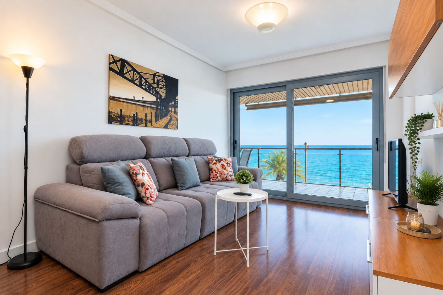 EXCLUSIVO APARTAMENTO DE LUJO EN PRIMERA LÍNEA DE MAR CON VISTAS FRONTALES, TERRAZA, PISCINA Y PARKING EN TORREVIEJA