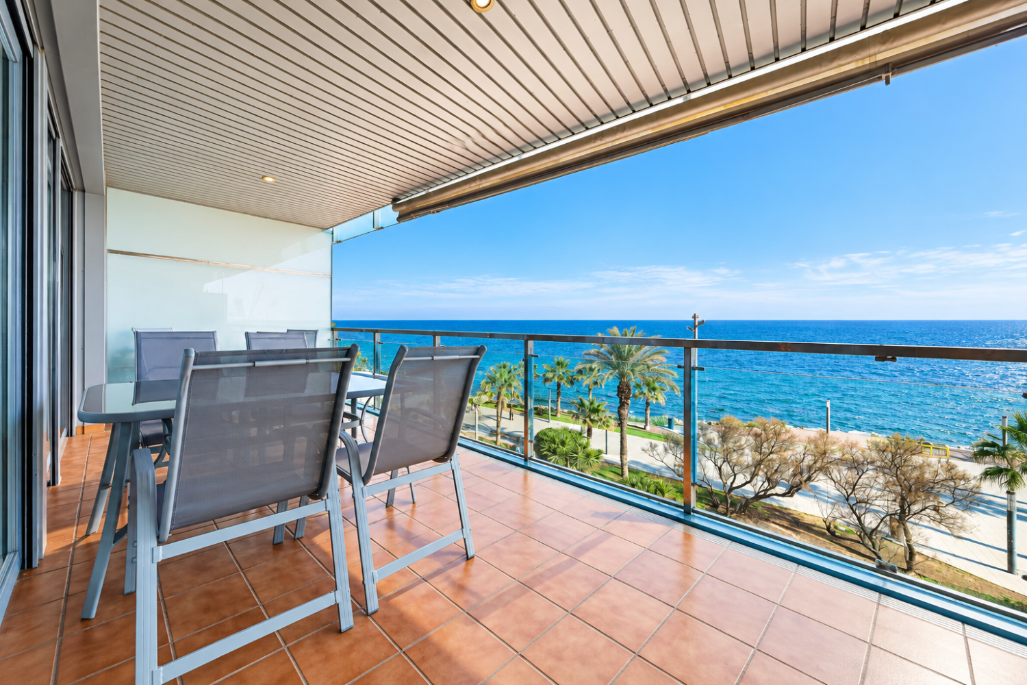 EXCLUSIVO APARTAMENTO DE LUJO EN PRIMERA LÍNEA DE MAR CON VISTAS FRONTALES, TERRAZA, PISCINA Y PARKING EN TORREVIEJA