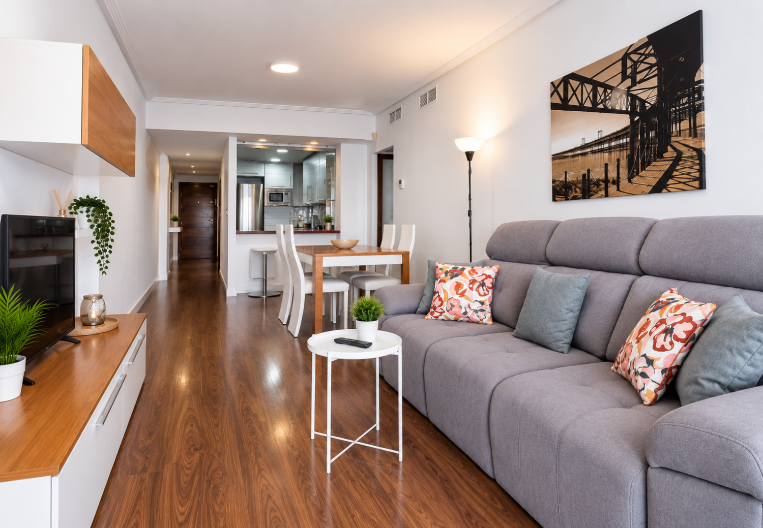 EXCLUSIVO APARTAMENTO DE LUJO EN PRIMERA LÍNEA DE MAR CON VISTAS FRONTALES, TERRAZA, PISCINA Y PARKING EN TORREVIEJA