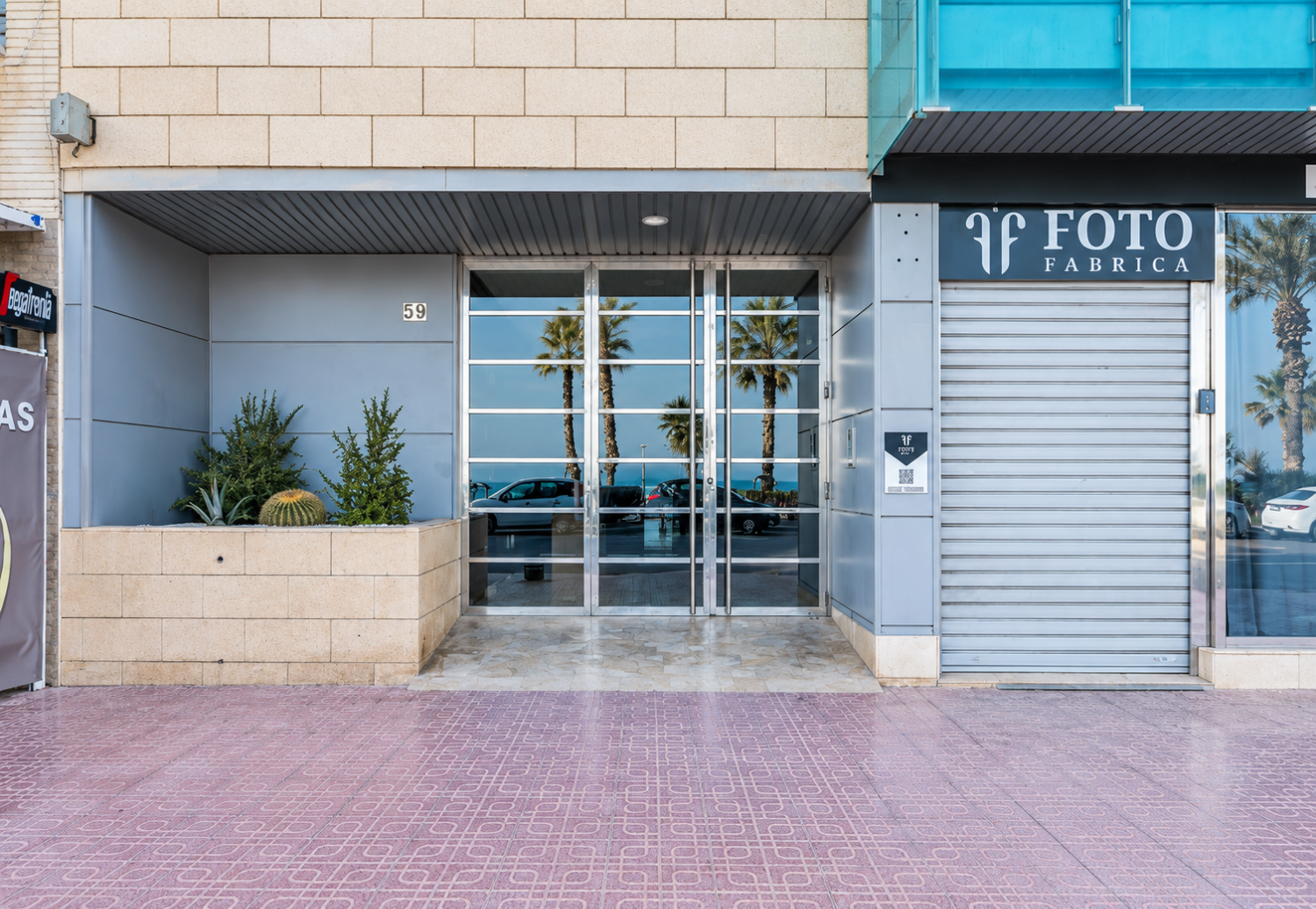 EXCLUSIVO APARTAMENTO DE LUJO EN PRIMERA LÍNEA DE MAR CON VISTAS FRONTALES, TERRAZA, PISCINA Y PARKING EN TORREVIEJA