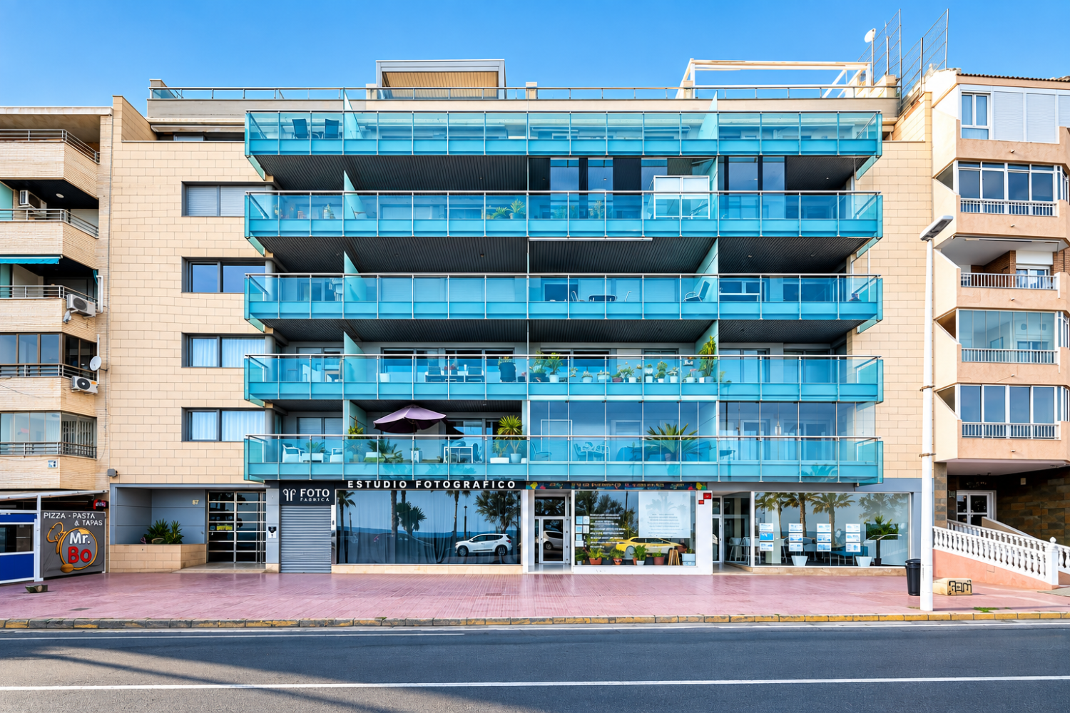 EXCLUSIVO APARTAMENTO DE LUJO EN PRIMERA LÍNEA DE MAR CON VISTAS FRONTALES, TERRAZA, PISCINA Y PARKING EN TORREVIEJA