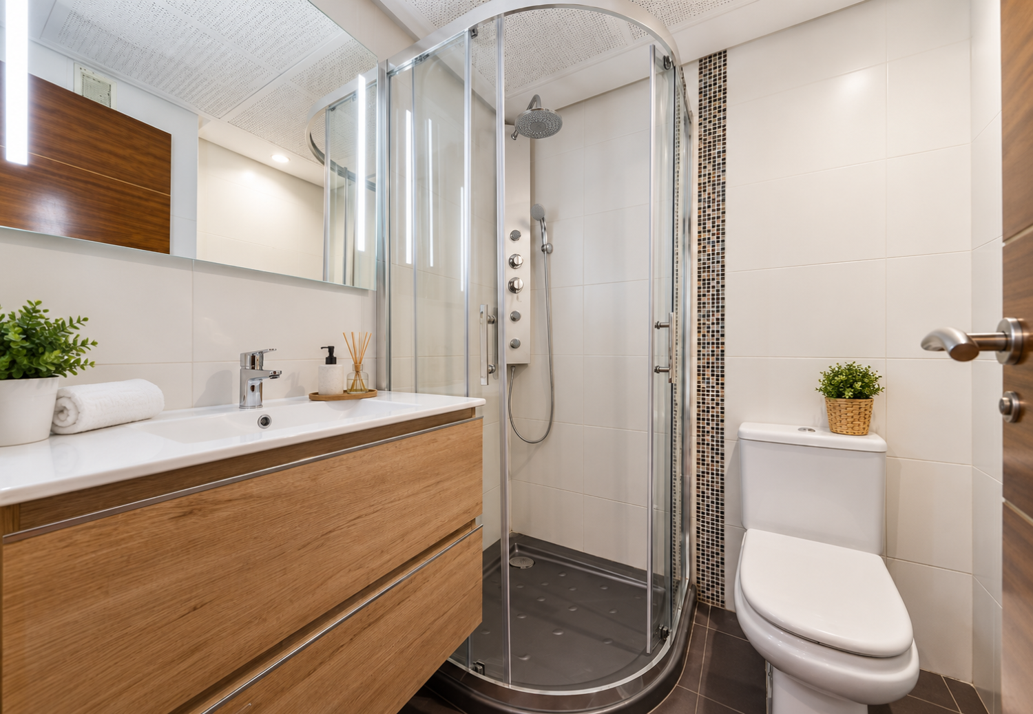 EXCLUSIVO APARTAMENTO DE LUJO EN PRIMERA LÍNEA DE MAR CON VISTAS FRONTALES, TERRAZA, PISCINA Y PARKING EN TORREVIEJA