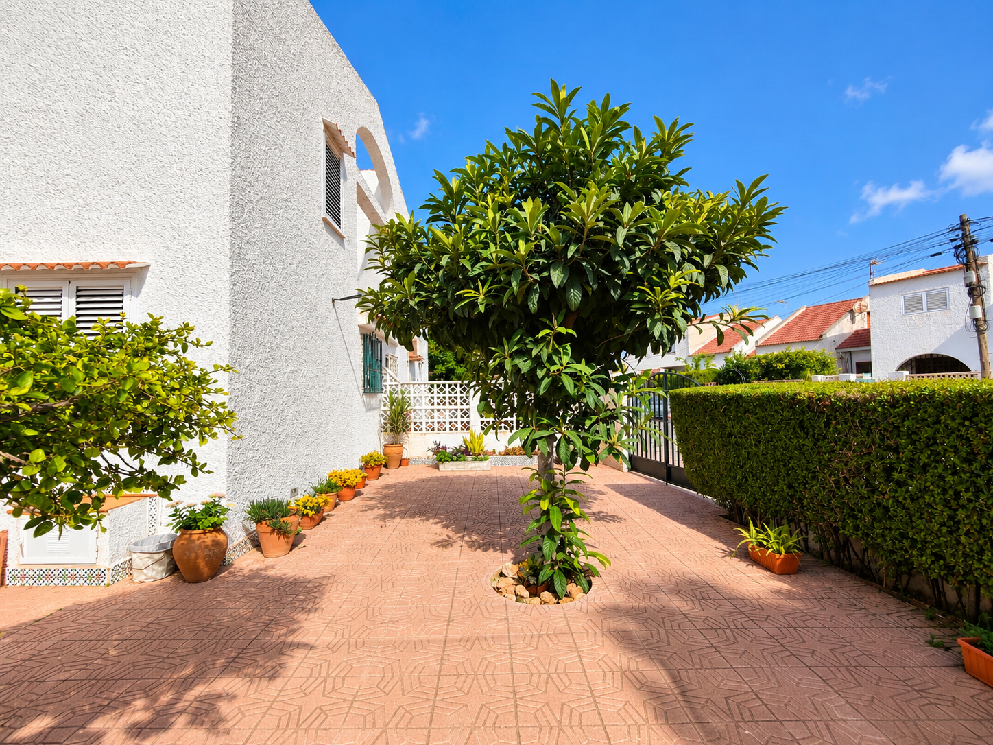 DÚPLEX ADOSADO DE ESQUINA CON JARDÍN PRIVADO DE 130 M², PARKING Y 3 PISCINAS A 600 M DE PLAYA DE LOS LOCOS
