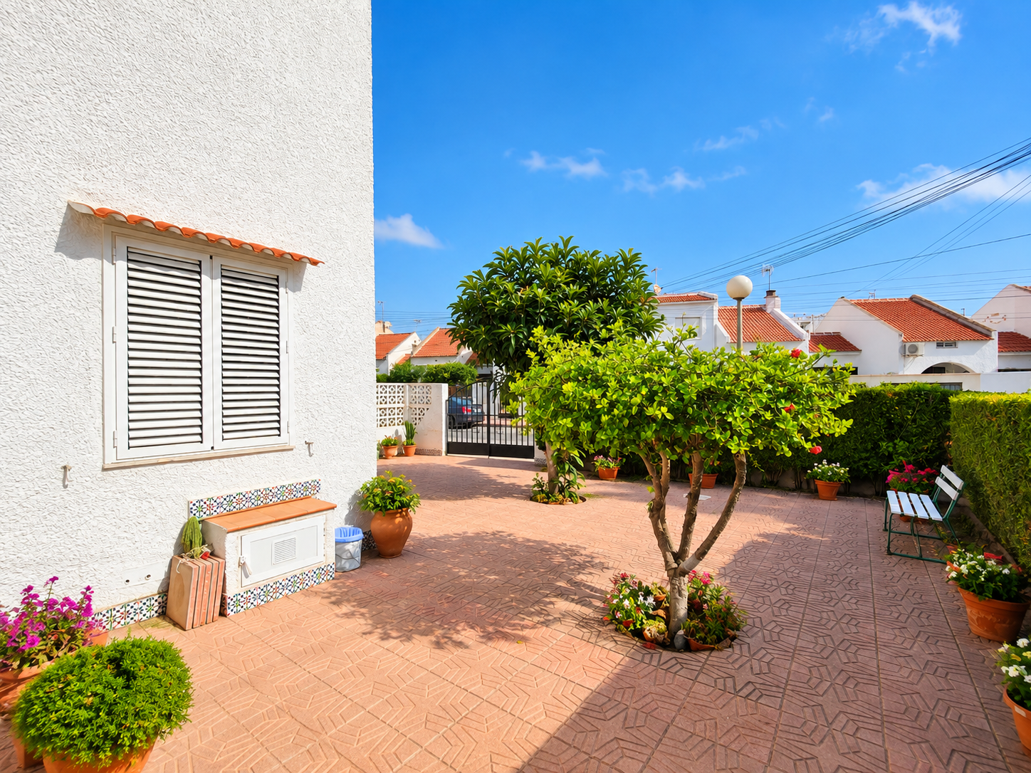 DÚPLEX ADOSADO DE ESQUINA CON JARDÍN PRIVADO DE 130 M², PARKING Y 3 PISCINAS A 600 M DE PLAYA DE LOS LOCOS