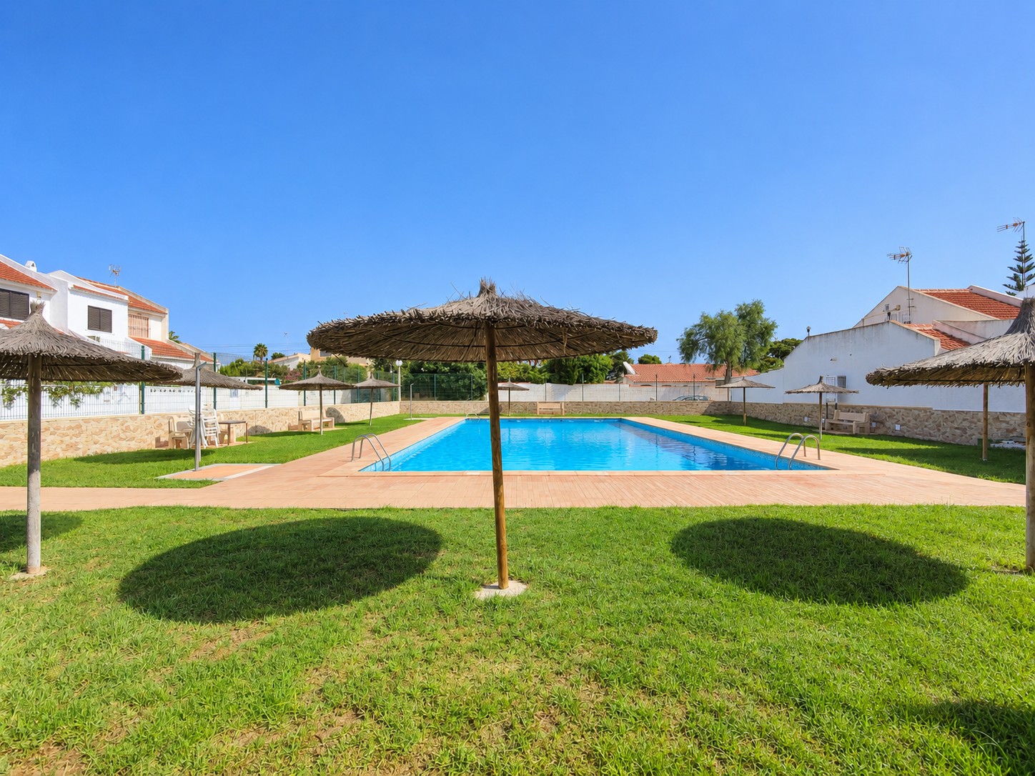 DÚPLEX ADOSADO DE ESQUINA CON JARDÍN PRIVADO DE 130 M², PARKING Y 3 PISCINAS A 600 M DE PLAYA DE LOS LOCOS