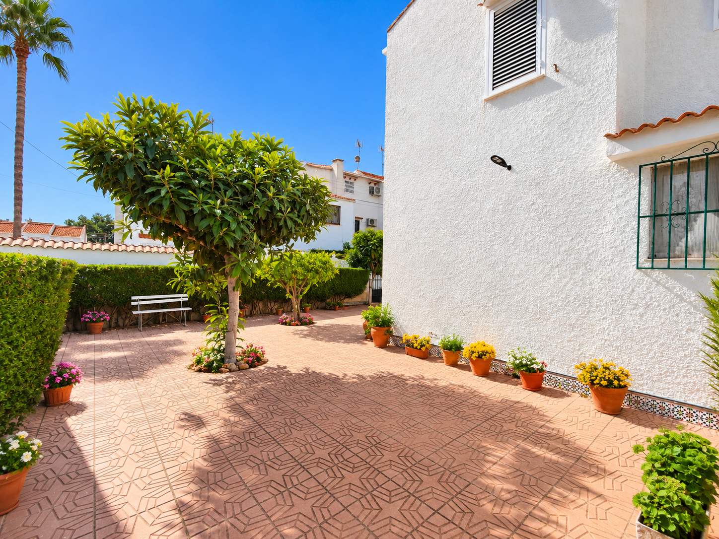 DÚPLEX ADOSADO DE ESQUINA CON JARDÍN PRIVADO DE 130 M², PARKING Y 3 PISCINAS A 600 M DE PLAYA DE LOS LOCOS