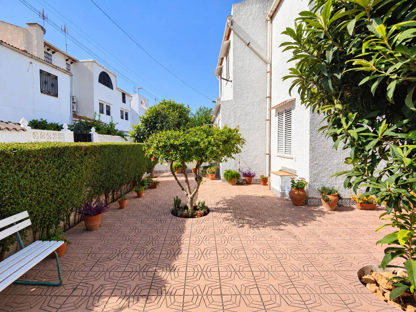 DÚPLEX ADOSADO DE ESQUINA CON JARDÍN PRIVADO DE 130 M², PARKING Y 3 PISCINAS A 600 M DE PLAYA DE LOS LOCOS