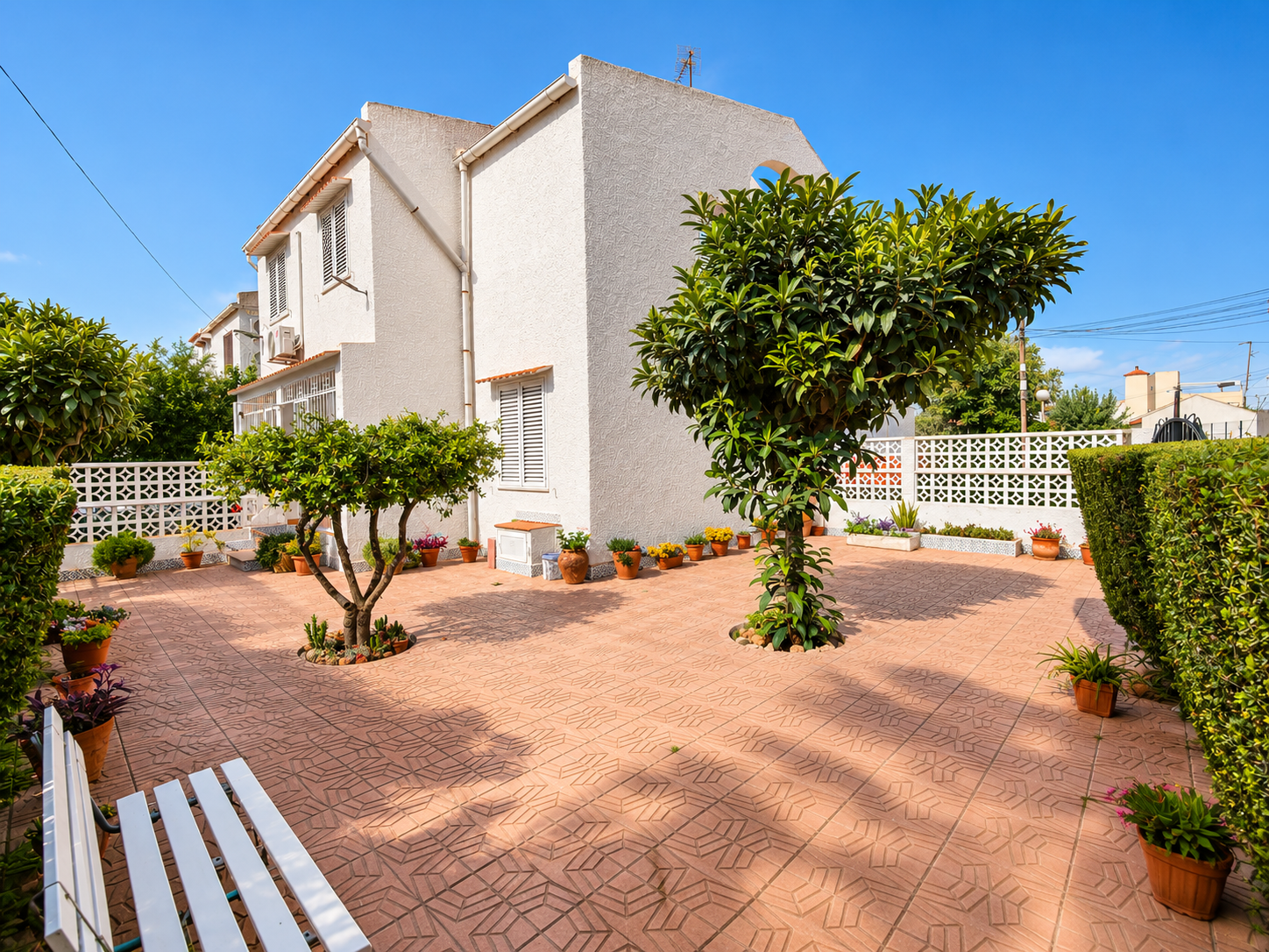 DÚPLEX ADOSADO DE ESQUINA CON JARDÍN PRIVADO DE 130 M², PARKING Y 3 PISCINAS A 600 M DE PLAYA DE LOS LOCOS