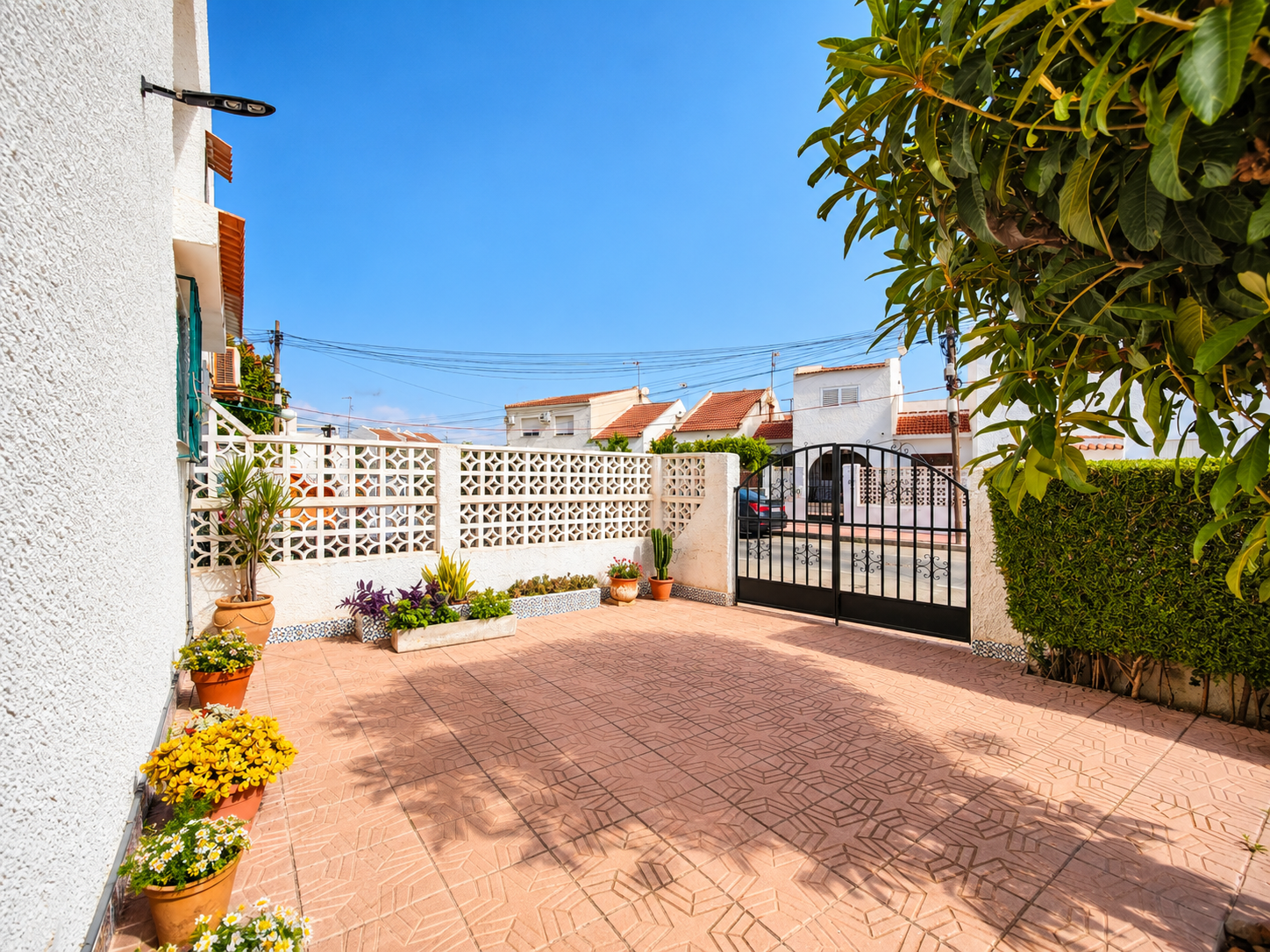 DÚPLEX ADOSADO DE ESQUINA CON JARDÍN PRIVADO DE 130 M², PARKING Y 3 PISCINAS A 600 M DE PLAYA DE LOS LOCOS