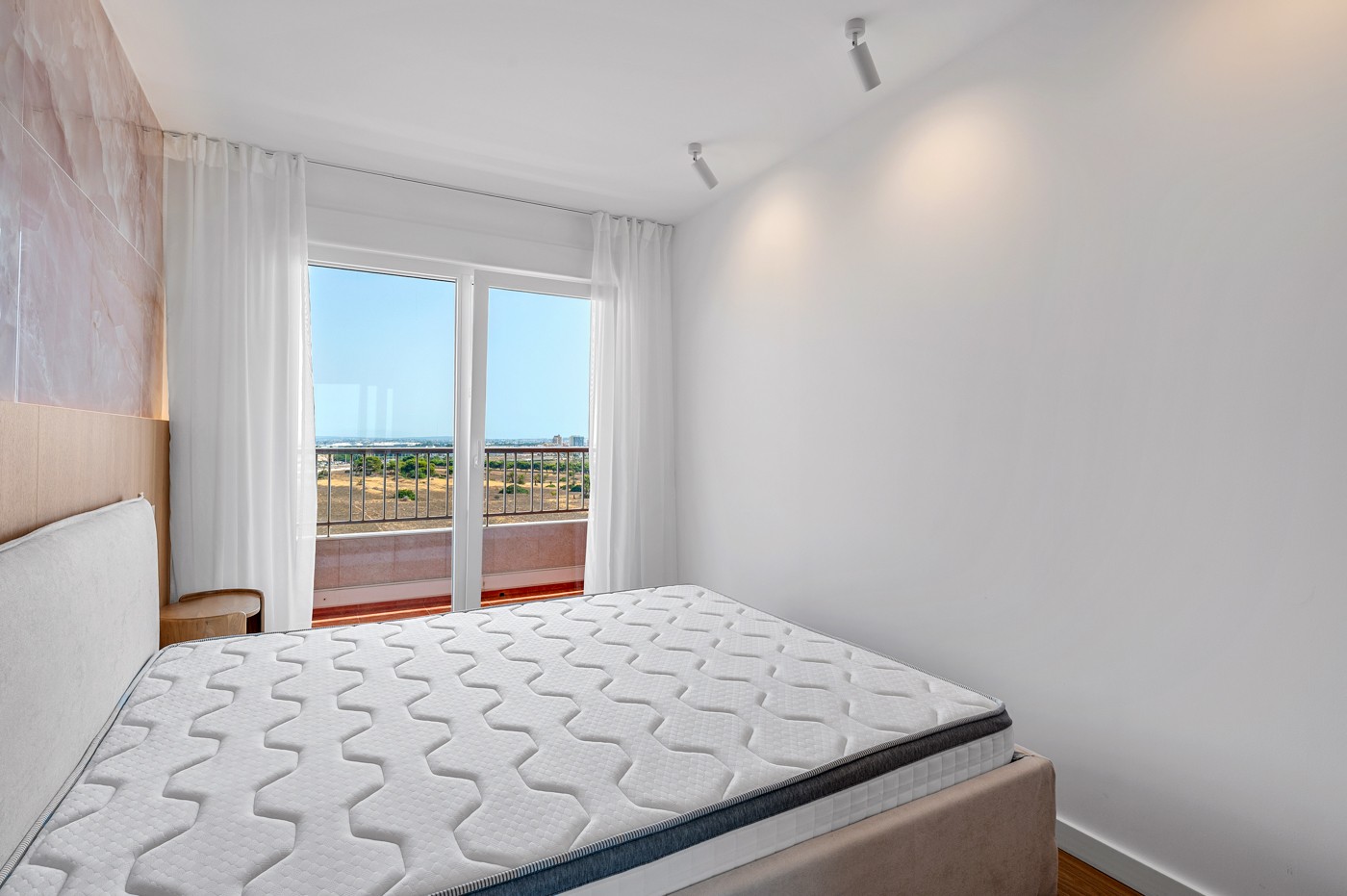 EXCLUSIVO ÁTICO REFORMADO CON VISTAS PANORÁMICAS AL MAR Y TERRAZA PRIVADA EN PUNTA PRIMA