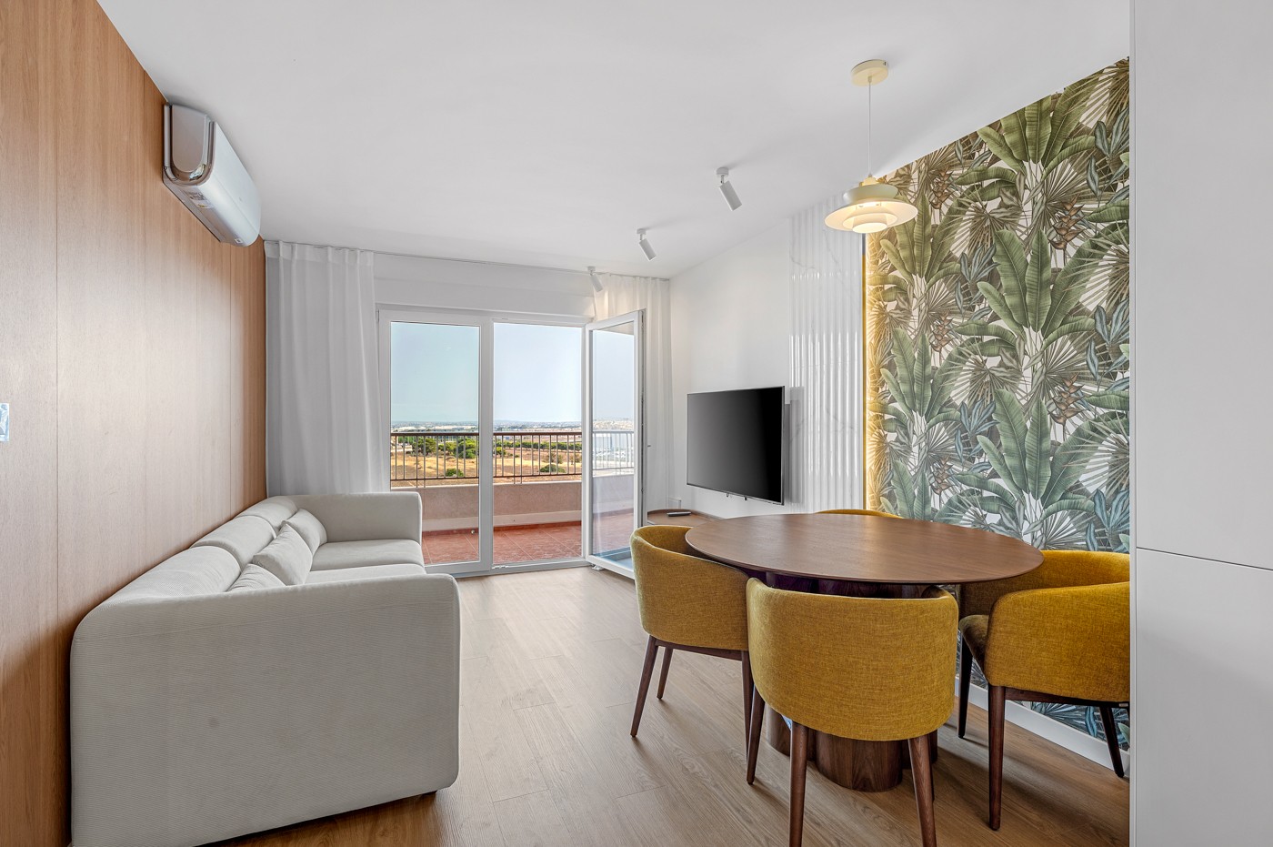 EXCLUSIVO ÁTICO REFORMADO CON VISTAS PANORÁMICAS AL MAR Y TERRAZA PRIVADA EN PUNTA PRIMA