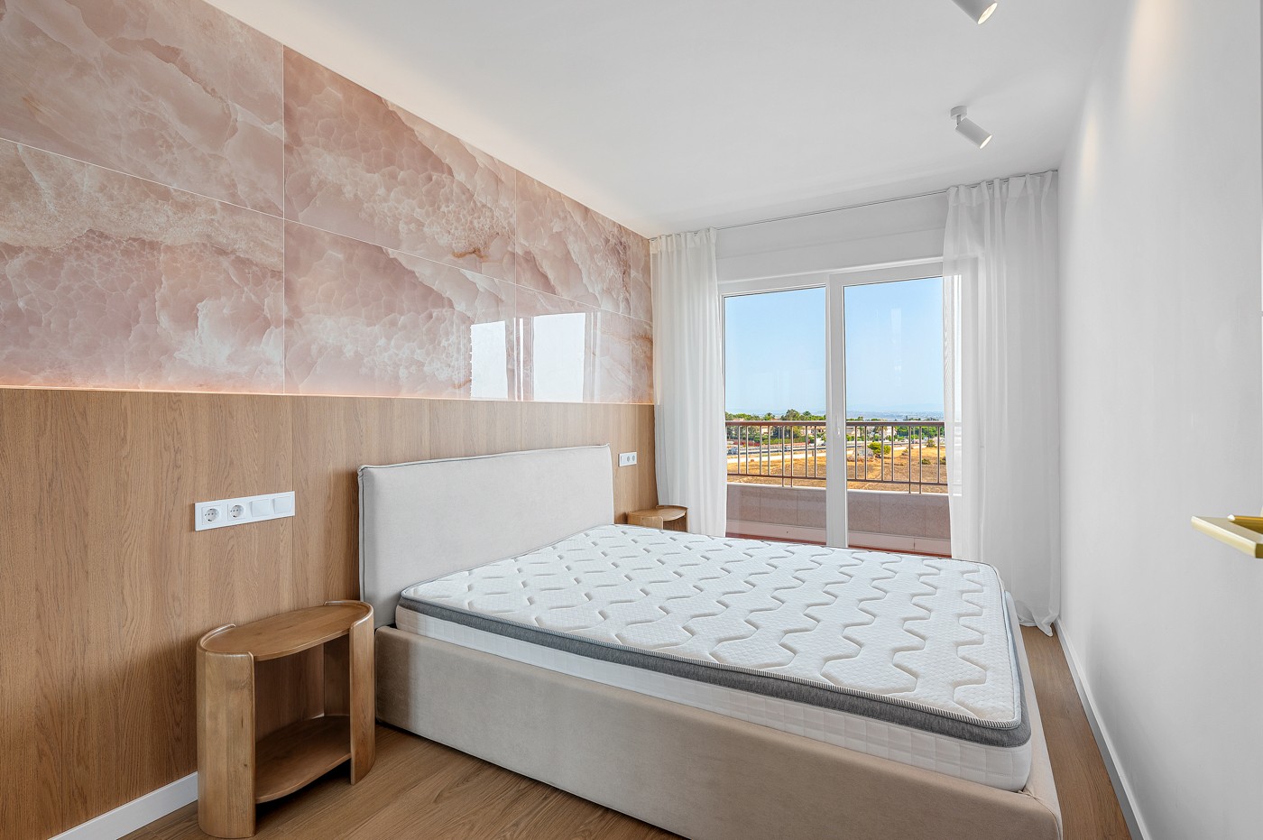 EXCLUSIVO ÁTICO REFORMADO CON VISTAS PANORÁMICAS AL MAR Y TERRAZA PRIVADA EN PUNTA PRIMA