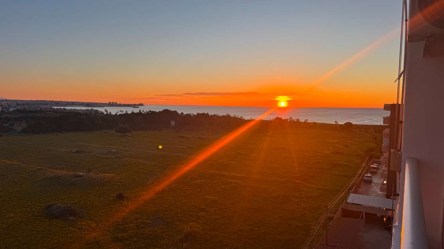 EXCLUSIVO ÁTICO REFORMADO CON VISTAS PANORÁMICAS AL MAR Y TERRAZA PRIVADA EN PUNTA PRIMA