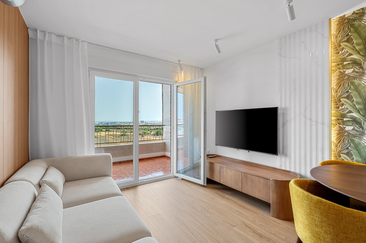 EXCLUSIVO ÁTICO REFORMADO CON VISTAS PANORÁMICAS AL MAR Y TERRAZA PRIVADA EN PUNTA PRIMA