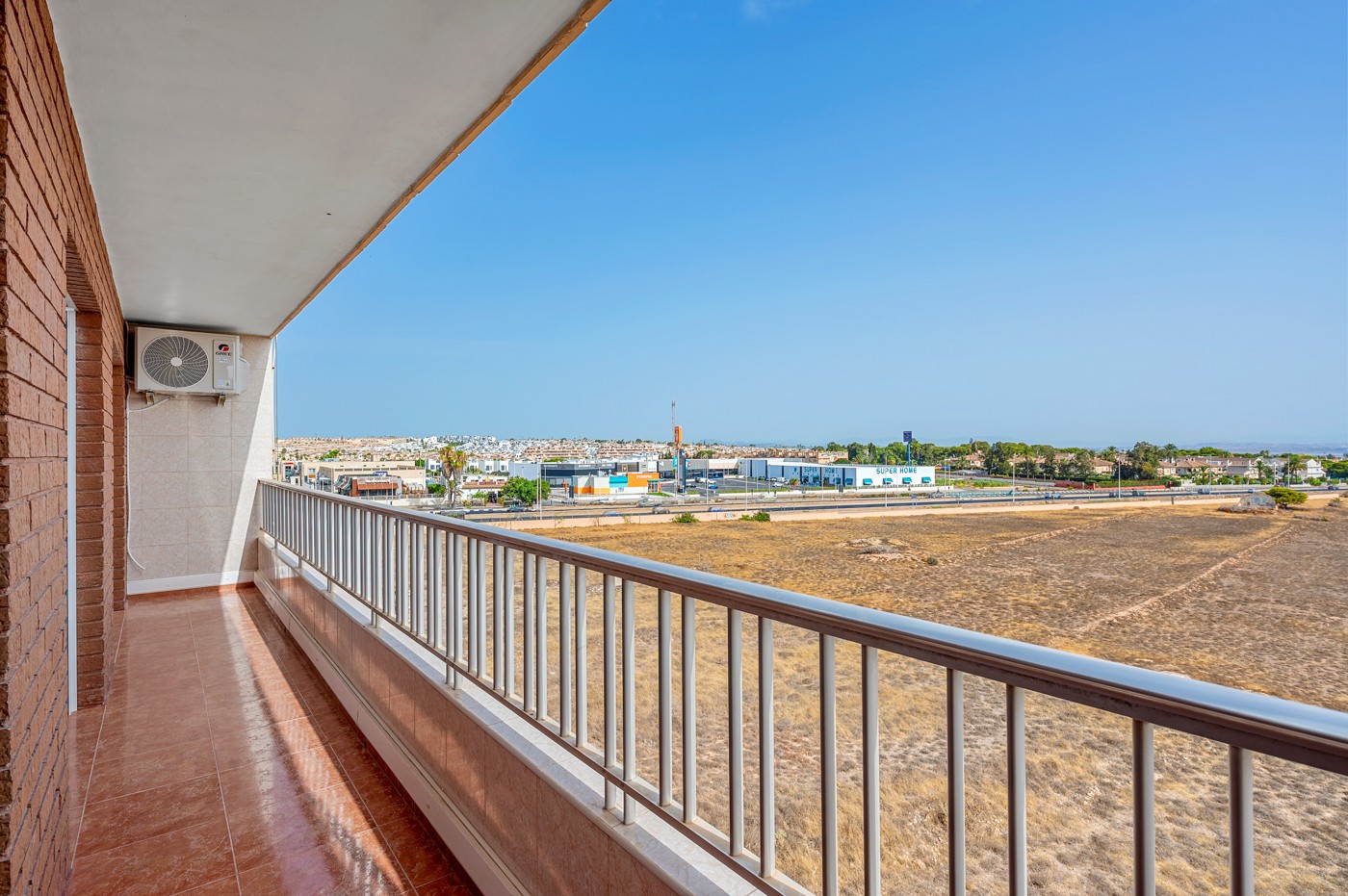 EXCLUSIVO ÁTICO REFORMADO CON VISTAS PANORÁMICAS AL MAR Y TERRAZA PRIVADA EN PUNTA PRIMA