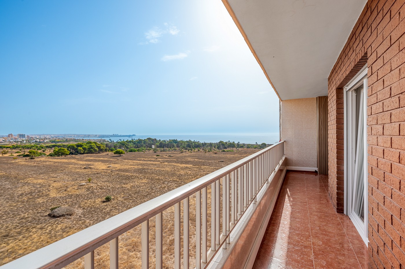 EXCLUSIVO ÁTICO REFORMADO CON VISTAS PANORÁMICAS AL MAR Y TERRAZA PRIVADA EN PUNTA PRIMA
