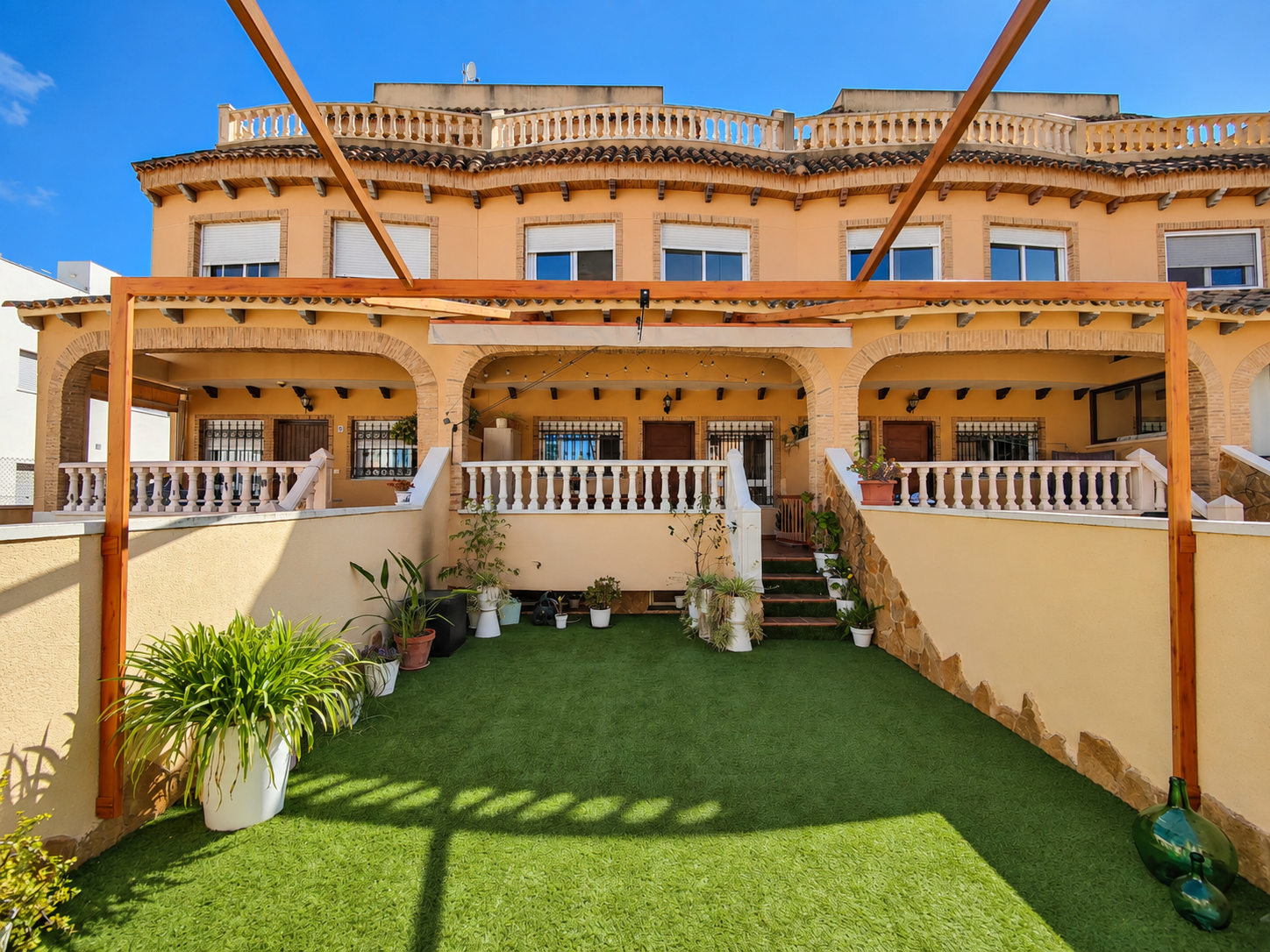 ADOSADO CON SÓTANO, SOLÁRIUM PRIVADO, JARDÍN Y PARKING EN RESIDENCIAL CON PISCINA EN GUARDAMAR