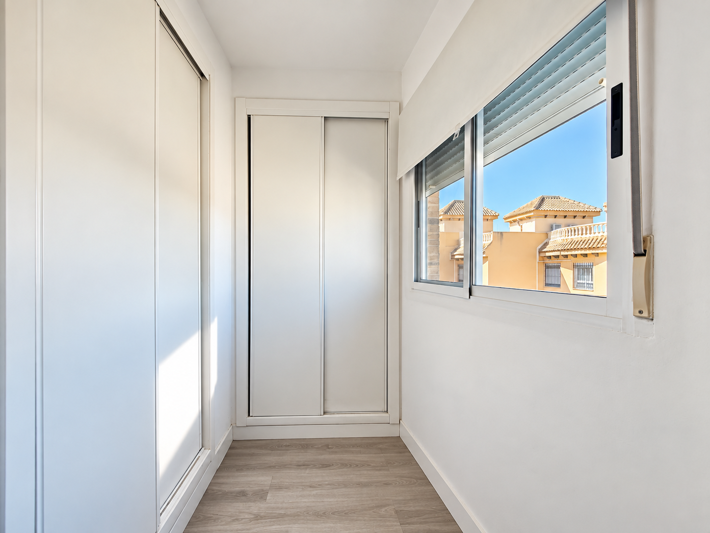 ADOSADO CON SÓTANO, SOLÁRIUM PRIVADO, JARDÍN Y PARKING EN RESIDENCIAL CON PISCINA EN GUARDAMAR